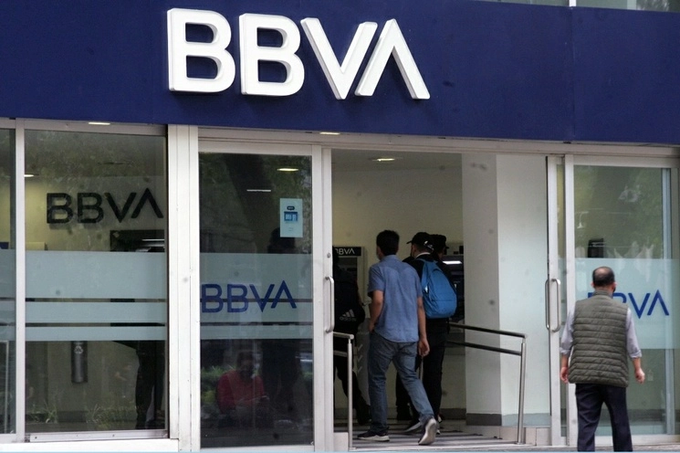 BBVA destacó que el consumo en México mantiene un "buen dinamismo", el cual prevé que se prolongará gracias a un entorno de ganancias en el salario real y el empleo, un impulso adicional de las remesas y la recuperación del crédito al consumo.  Foto Roberto García Rivas / Archivo