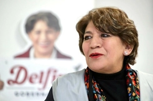 La gobernadora electa del Estado de México, Delfina Gómez Álvarez, durante entrevista para 'La Jornada'. Foto Luis Castillo