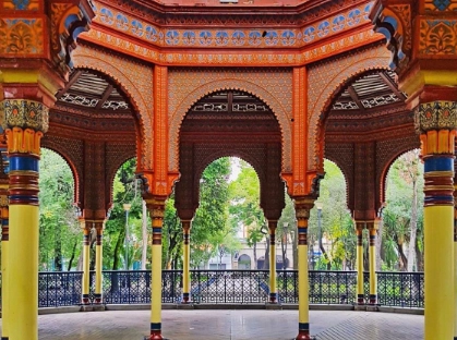El Kiosco Morisco en la Alameda Santa María la Ribera está considerado como patrimonio histórico y cultural de la Ciudad de México. Foto Twitter 
@flaviafrei
