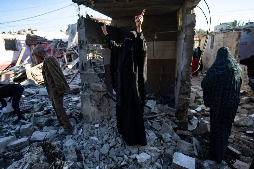Mujeres palestinas observan la destrucción después de un ataque israelí en Rafah, en el sur de la Franja de Gaza, este  jueves 18 de enero de 2024. Foto AP 