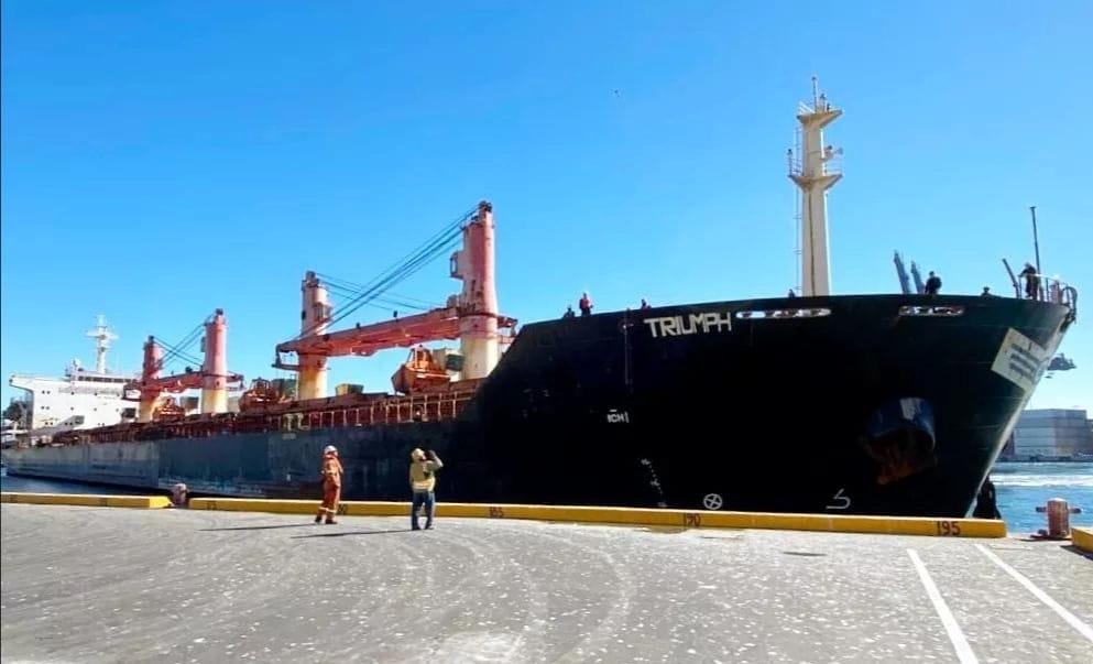 Aspectos del buque Triumph que pone en riesgo un derrame en costas de Ensenada. Foto cortesía Lindero Norte