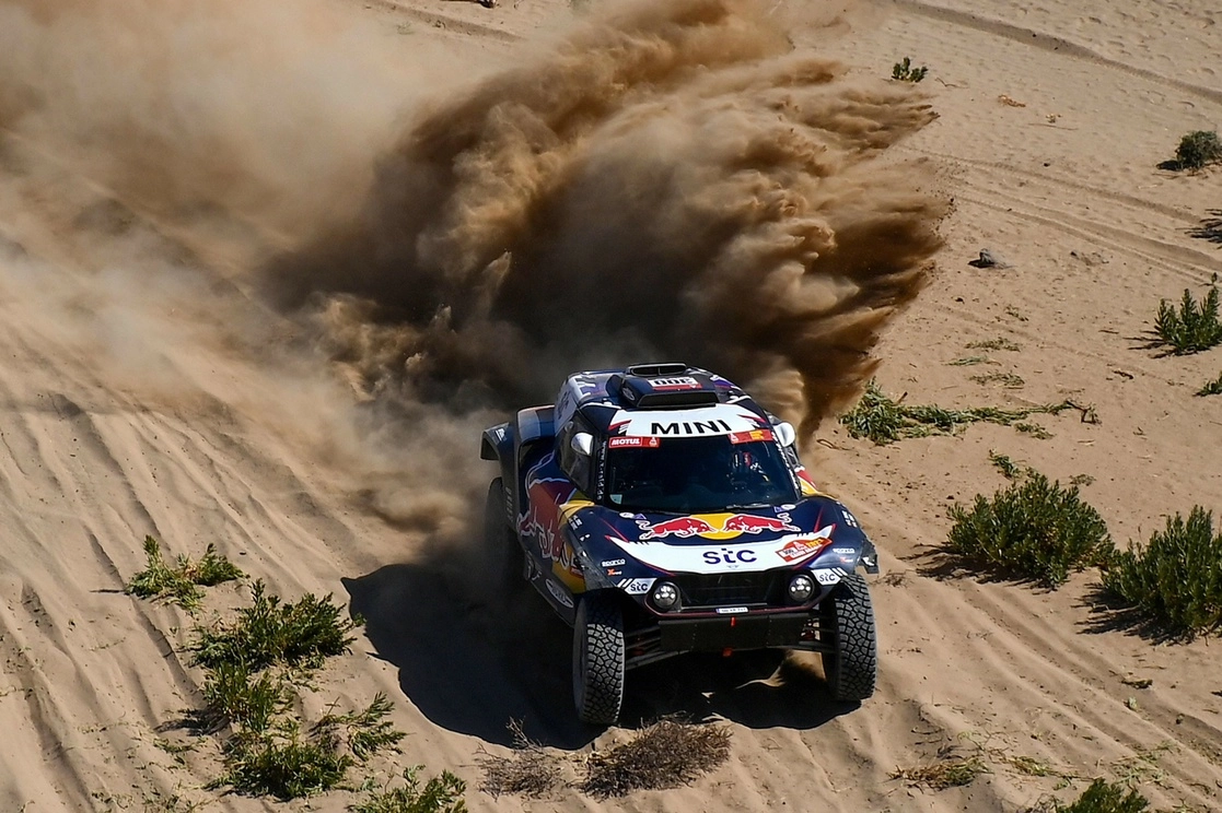 El auto del piloto español Carlos Sainz y su copiloto Lucas Cruz, durante el primer tramo del rally Dakar, en Arabia Saudita, el 3 de enero de 2021. Foto Afp
