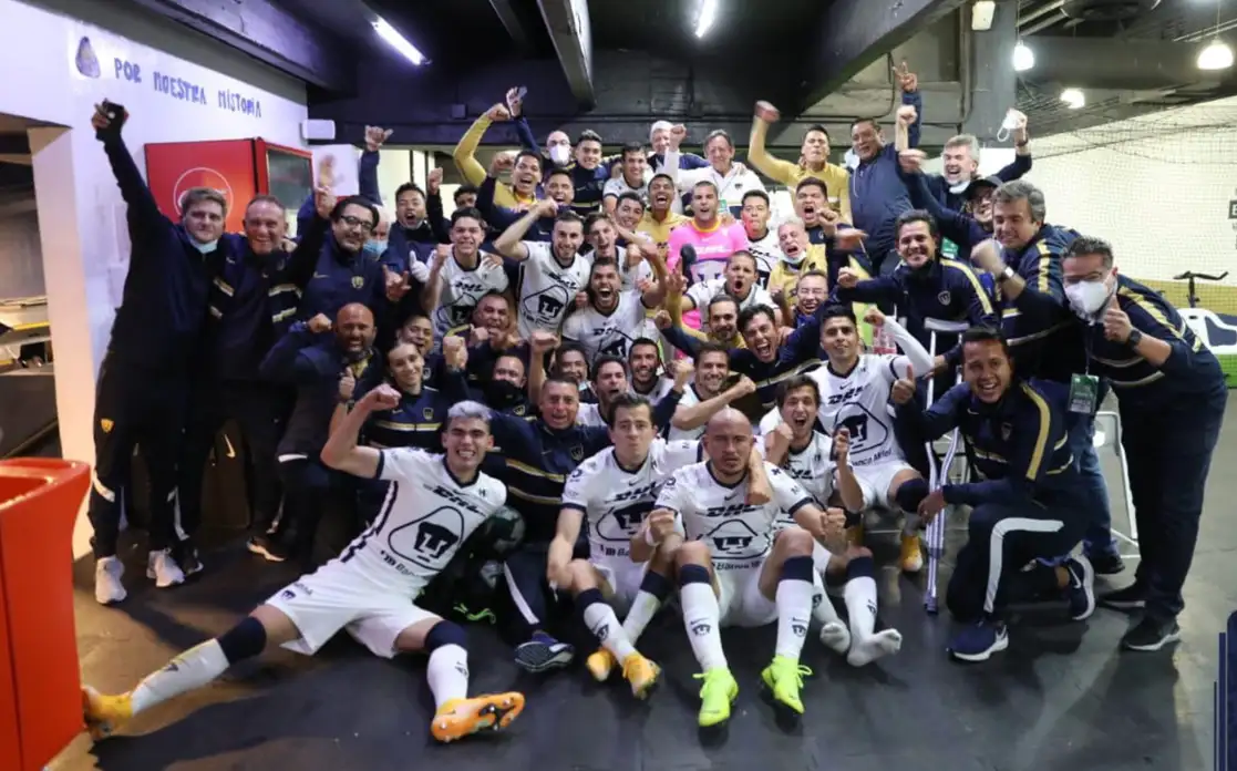 El equipo celebró en vestidores el pase a la final. 