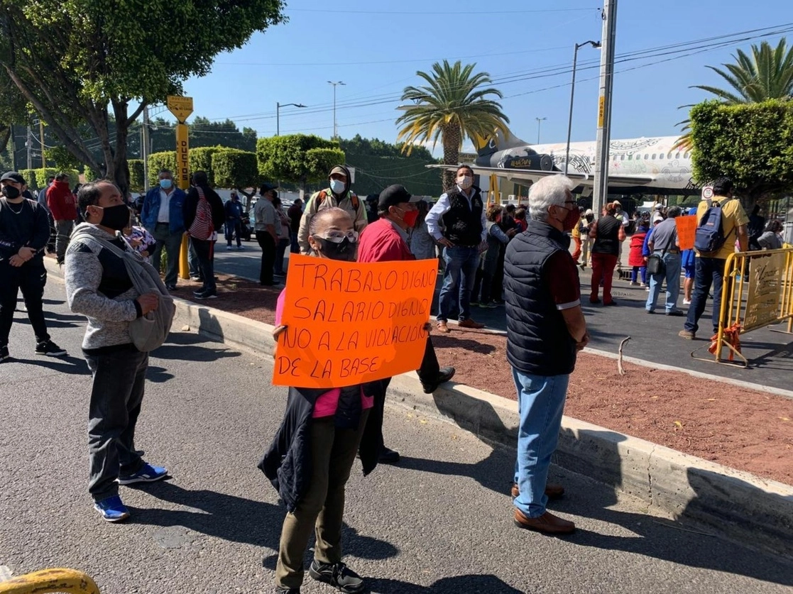 Trabajadores de la alcaldía Venustiano Carranza bloquean el Eje 3, en protestan contra el descuento de tiempo extra y la reducción de su salario, en la Ciudad de México, el 21 de enero de 2021. Foto Alfredo Domínguez