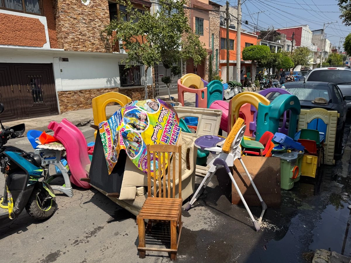 En la llamada zona cero, continúan las labores de la Comisión Nacional del Agua cuyo personal supervisa las mangueras y el equipo especializado utilizado para apaciguar la emergencia; también se mantienen los servicios de salud que, de acuerdo con el alcalde Adolfo Cerqueda Rebollo, se ofrecerán hasta el próximo domingo. Foto 