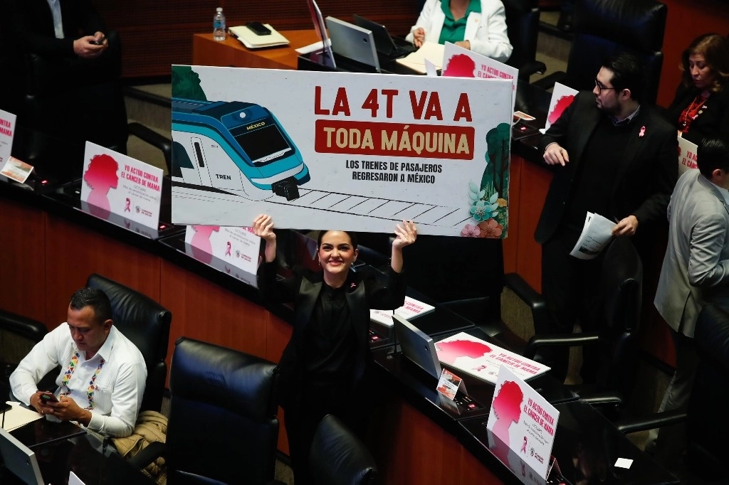 Los legisladores de Morena calificaron de histórica la sesión de ayer. Foto Cristina Rodríguez 