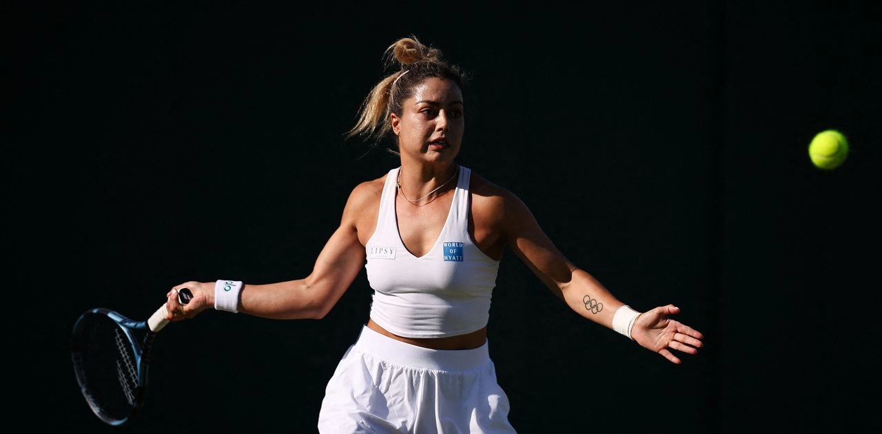 La mexicana, Renata Zarazúa, devuelve la pelota a la estadunidense, Amanda Anisimova, durante su partido de tenis de segunda ronda individual femenino en el tercer día del Campeonato de Wimbledon 2025 en el All England Lawn Tennis and Croquet Club en Wimbledon, al suroeste de Londres, el 2 de julio de 2025. 