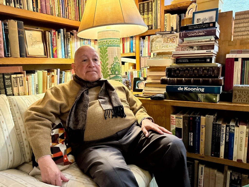 En entrevista con ‘La Jornada’, René Solís expresó que con su más reciente obra se propuso transmitir su experiencia a quienes tienen interés o vocación por la industria editorial. Foto Roberto García 