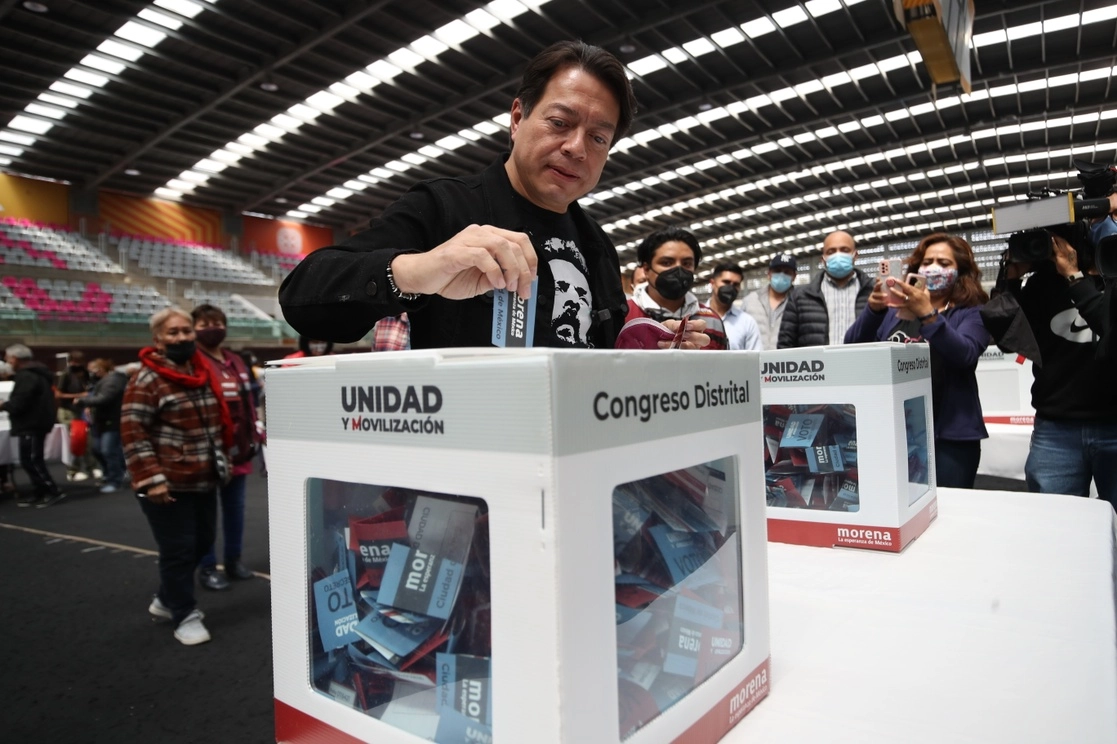 El presidente de Morena, Mario Delgado, emitió su voto durante las asambleas distritales para a los congresistas nacionales de Morena, el pasado 30 de julio de 2022. Foto Yazmín Ortega Cortés
