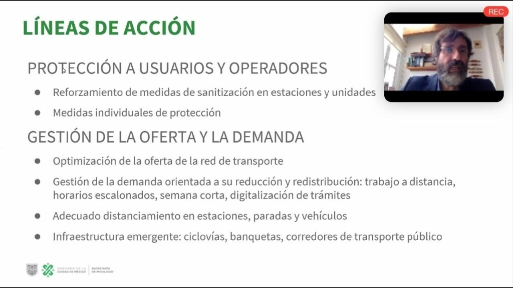 Rodrigo Díaz hizo énfasis en la importancia que tiene incentivar la renovación vehicular, pues actualmente aún circulan microbuses con 18 años de antigüedad, cuando en realidad su periodo de vida es de 10. Imagen. Captura de pantalla. 