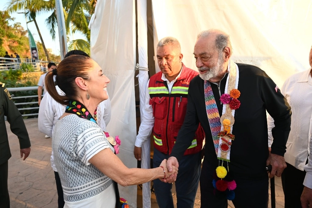La Presidenta estuvo acompañada por integrantes de su gabinete, como Rosa Icela Rodríguez, titular de Gobernación, y Marcelo Ebrard, de Economía, así como de empresarios, entre ellos Carlos Slim, próximo a cumplir 85 años, quien dijo tener la voluntad de seguir trabajando por Acapulco. Foto Presidencia