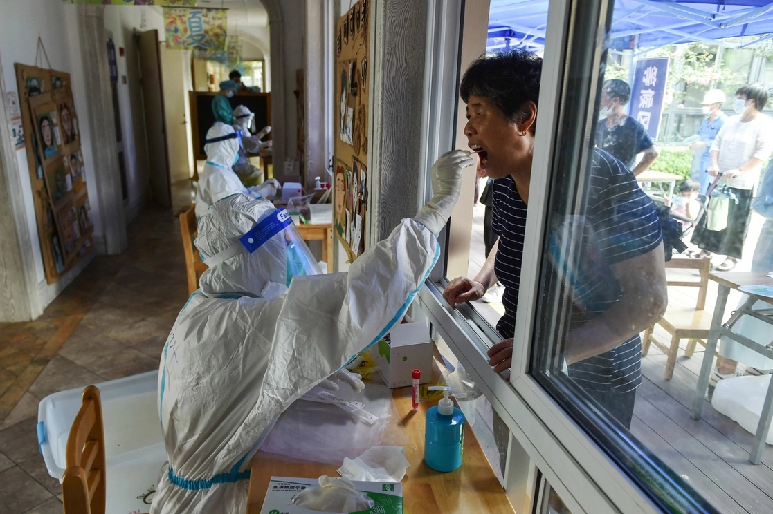 Una residente de Nankín, al este de China, se somete a una prueba diagnóstica para detectar el Covid-19, el 2 de agosto de 2021. Foto Afp