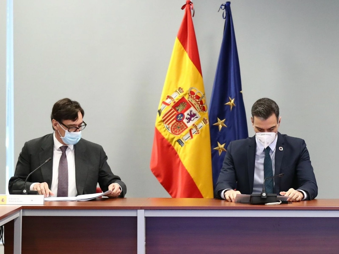 El presidente del gobierno español, el socialista Pedro Sánchez, decidió destinar como candidato de su partido al hasta hoy ministro de Sanidad, Salvador Illa. Foto La Moncloa vía Afp 