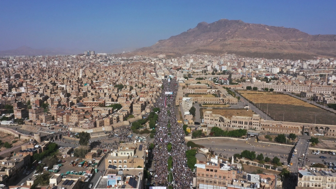 Partidarios hutíes asisten a un mitin que marca el séptimo aniversario de la intervención de la coalición liderada por Arabia Saudita en la guerra de Yemen, en Sanaa, Yemen, el 26 de marzo de 2022. Foto Ap
