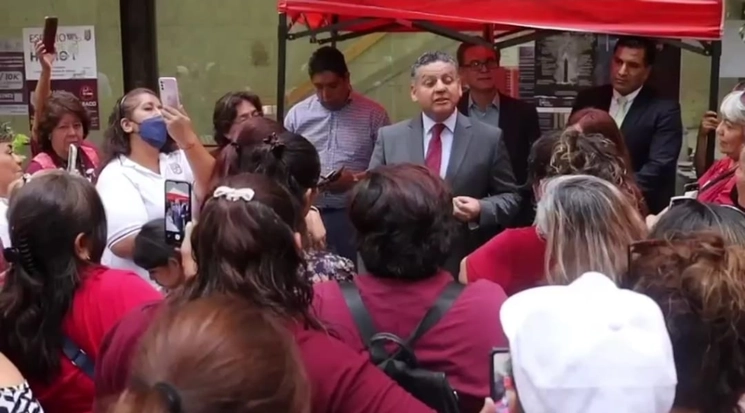 El secretario de Administración del IPN, Javier Tapia Santoyo tras el anuncio de Godoy Santos. Foto Especial