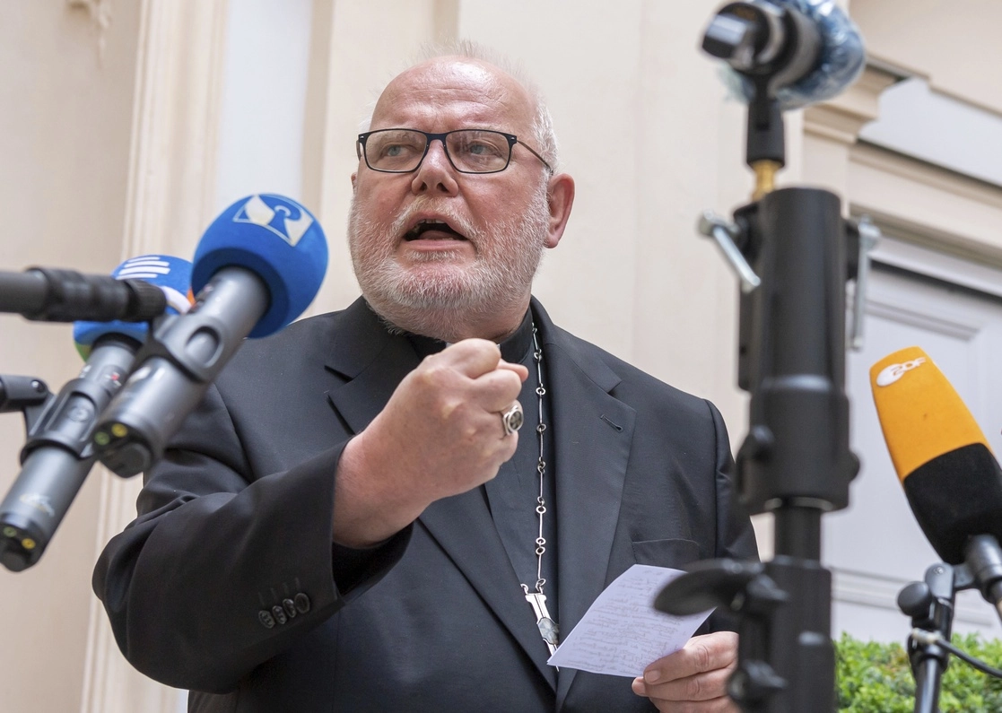 El cardenal Reinhard Marx, arzobispo de Múnich y Freising, da una declaración a la prensa en el patio de su residencia en Múnich, Alemania, el viernes 4 de junio de 2021. Foto Ap