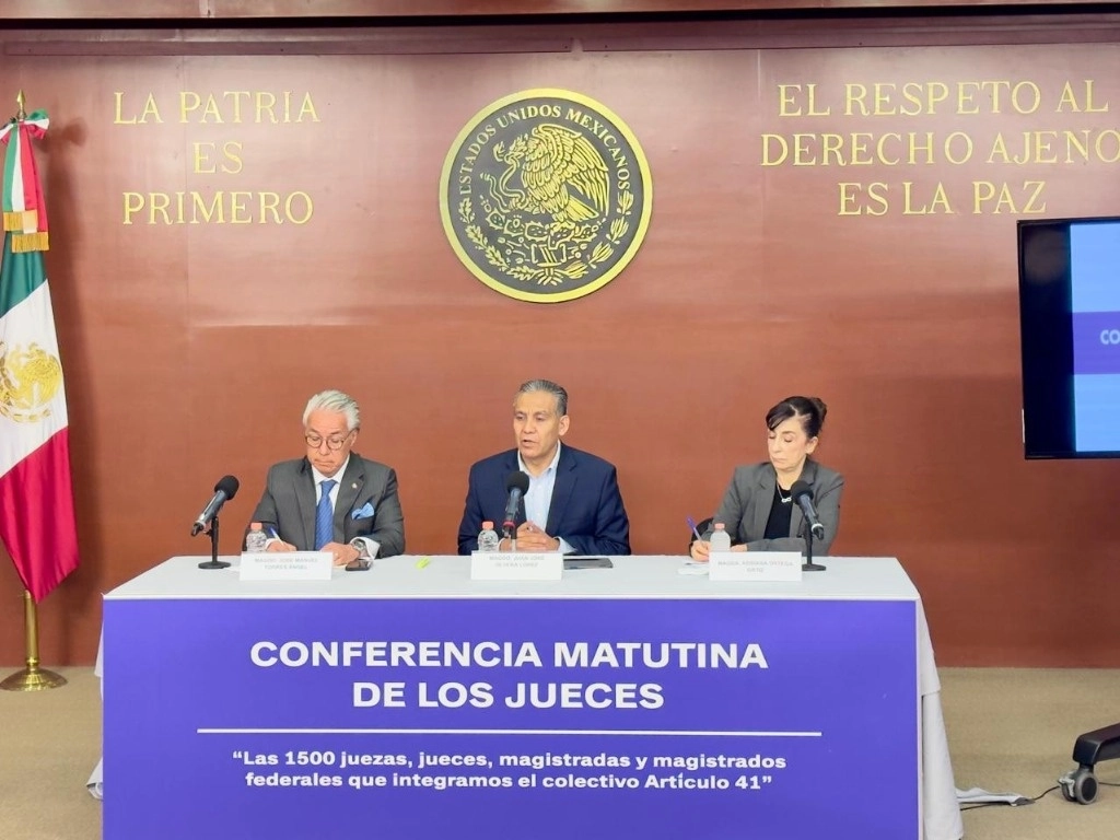 Los magistrados José Manuel Torres Ángel, Juan José Olvera López y Adriana Ortega Ortiz, durante la conferencia matutina de jueces en la Ciudad de México, el 29 de octubre de 2024. Foto Roberto García Ortiz