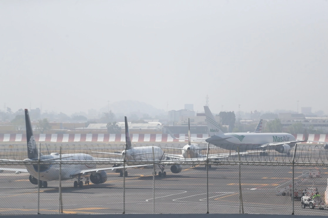 El director general de Servicios a la Navegación en el Espacio Aéreo Mexicano, Víctor Manuel Hernández Sandoval, presentó su renuncia al cargo de manera irrevocable, luego de que la Federación Internacional de Pilotos de Líneas Aéreas alertó de diversos incidentes en la llegada de aviones al Aeropuerto Internacional de la Ciudad de México. En la imagen, aeronaves en una pista de dicha terminal aérea. Foto Luis Castillo / Archivo 