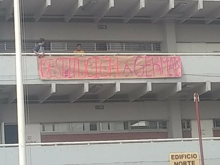Alumnos del Cecyt 13 exigían la destitución del director del plantel por denuncias de acoso. Foto tomada de Twitter @i_claudia_isa