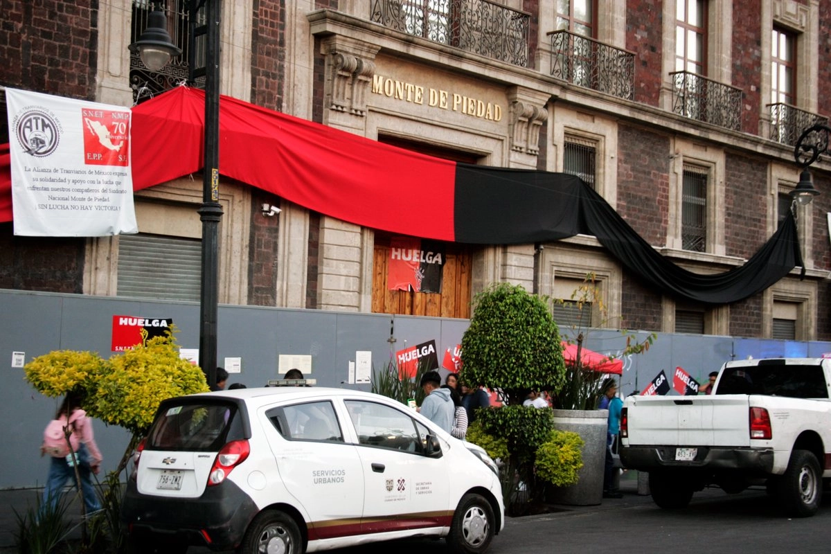 Sucursal de Monte de Piedad con sus banderas rojinegras por la huelga que mantienen sus trabajadores. Foto