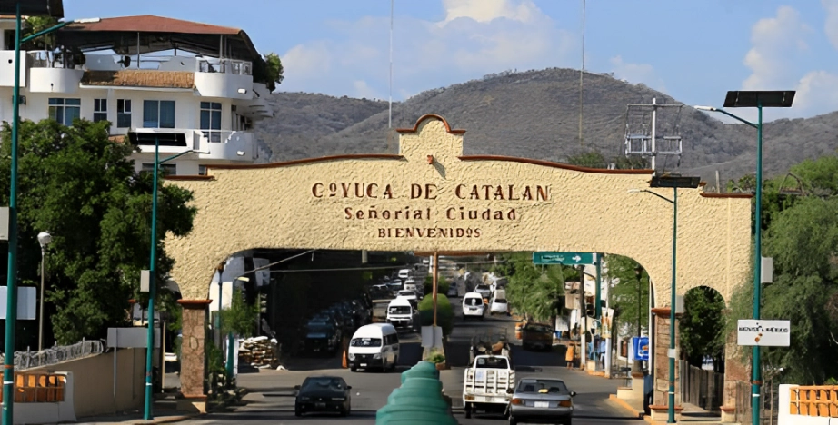 Coyuca de Catalán está ubicada en la región de la Tierra Caliente, donde durante los últimos años el grupo delincuencial de la 'Familia Michoacana', mantiene su influencia en la designación de las candidaturas a los cargos de elección popular. Foto tomada del sitio https://coyucadecatalan.gob.mx / Archivo


