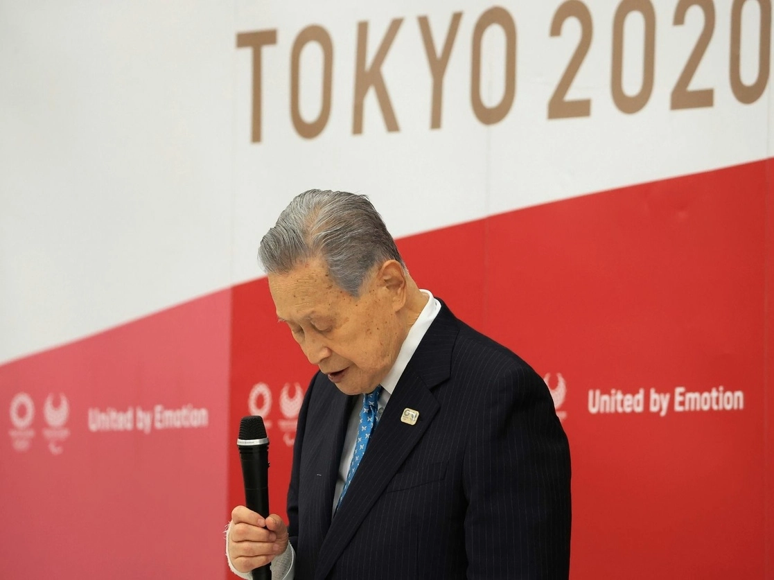 El jefe de los Juegos Olímpicos de Tokio 2020, Yoshiro Mori, renunció este viernes y se disculpó por comentarios sexistas que provocaron la indignación pública. Foto Pool vía Ap