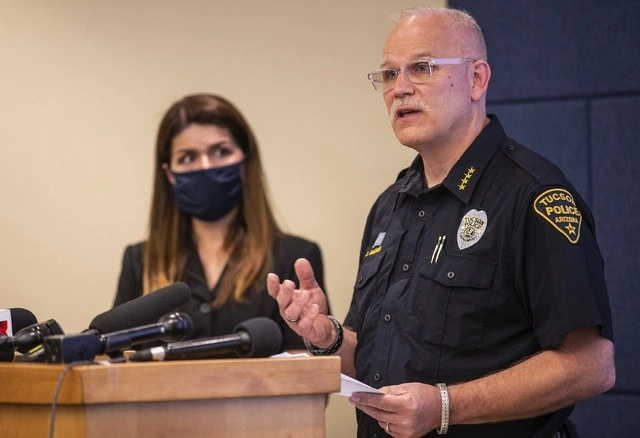 El jefe de la policía de Tucson, Arizona, Chris Magnus y la alcaldesa, Regina Moreno. Foto Ap