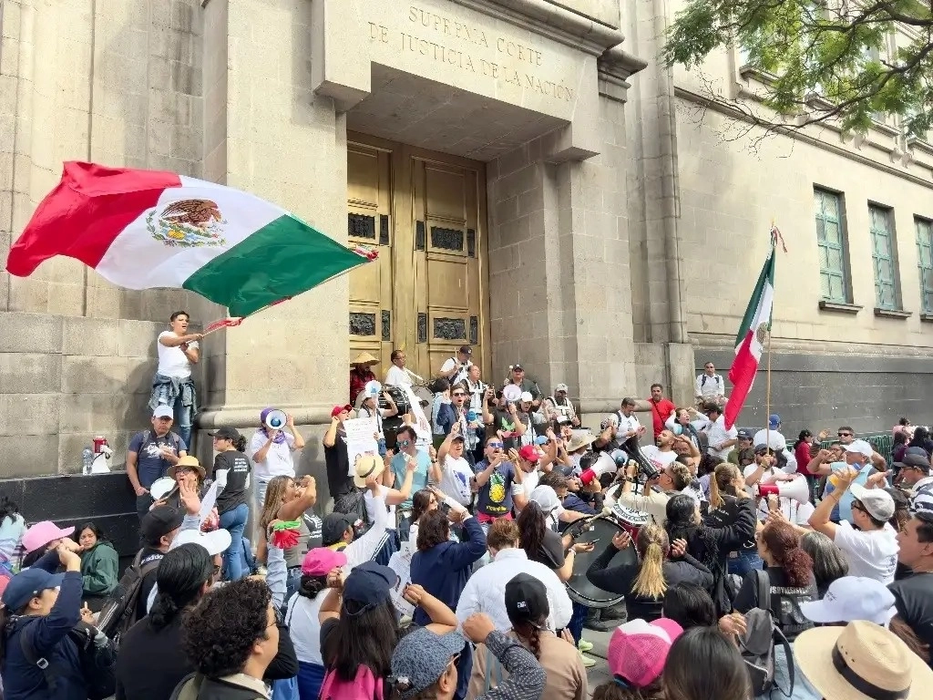 Trabajadores del Poder Judicial realizan una protesta a las afueras de la Suprema Corte de Justicia de la Nación, el 3 de octubre de 2024. Foto Roberto García