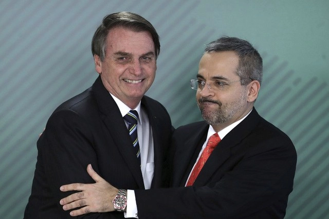 Jair Bolsonaro, presidente de Brasil y el ya ex ministro de Educación, Abraham Weintraub. Foto Ap