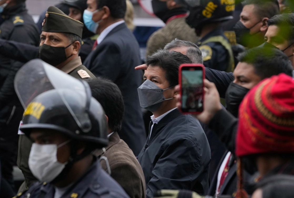 El presidente peruano, Pedro Castillo, llega a la fiscalía especial en Lima, Perú, el viernes 17 de junio de 2022. Foto Ap