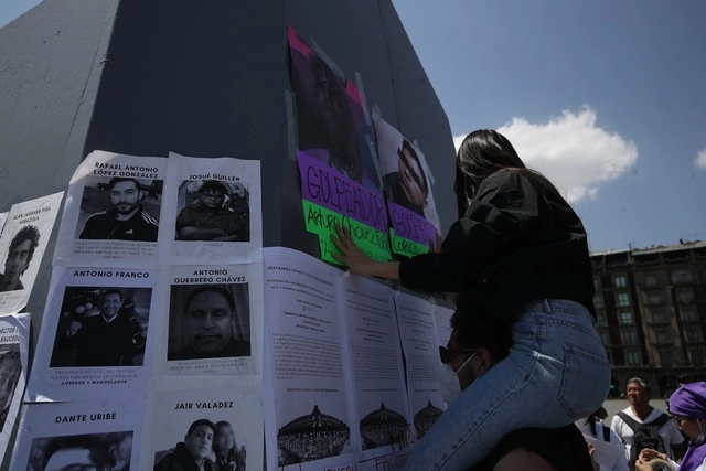 Como parte de las acciones feministas del 8M, en varios lugares se montaron tendederos para denunciar a acosadores. Foto Yazmín Ortega