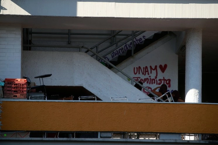 La FFyL de la UNAM se encuentra en paro por el acoso y violencia que sufren las alumnas en la institución. Foto  Alfredo Dominguez / Archivo
