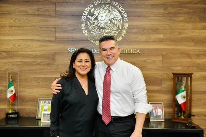 El dirigente nacional del PRI, Alejandro Moreno (der) junto con la senadora Nadia Navarro (izq). Foto tomada de la cuenta de X @alitomorenoc
