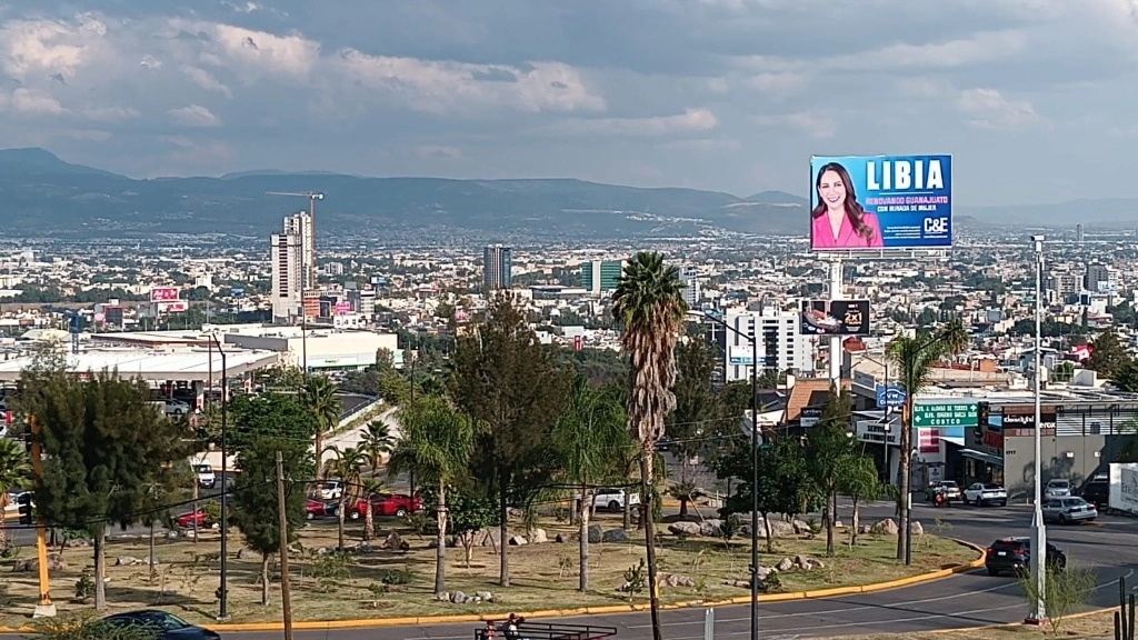 La ciudad de León y las estaciones del Sistema Integrado de Transporte están tapizadas con la imagen de Libia García. Los espectaculares anuncian una entrevista con la precandidata. Foto Carlos García