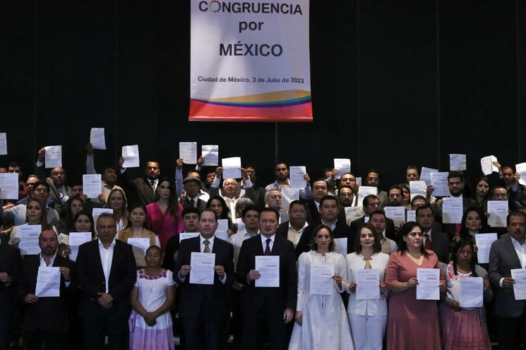 Los senadores Miguel Ángel Osorio Chong, Claudia Ruiz Massieu y Eruviel Ávila durante la conferencia de prensa en la que dieron a conocer su renuncia al PRI y la formación del partido Congruencia por México, en un hotel de la capital del país, el 3 de julio de 2023. Foto Roberto García Ortiz