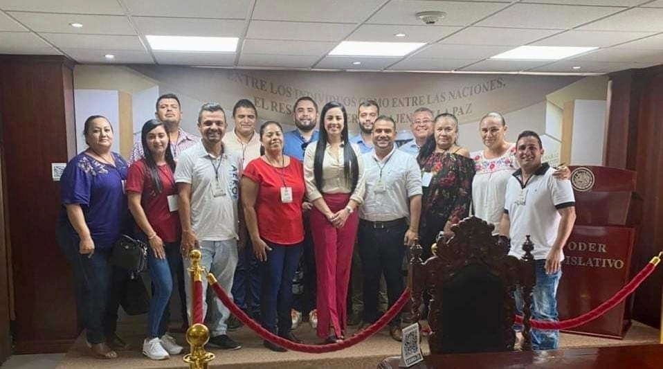 Aarón Ocegueda, alcalde de Tuxpan, Nayarit, acompañado de su Cabildo, posan con la diputada morenista Alba Cristal Espinoza Peña, presidenta del Congreso estatal. Foto tomada de facebook.com/AyuntamientoDeTuxpanNayarit / Archivo