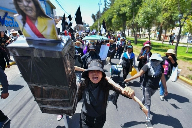 En medio de la crisis política que vive Perú, los ministros del Interior y de la Mujer renunciaron a sus cargos. Foto Afp