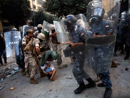 El primer ministro de Líbano, Hasán Diab, propuso ayer celebrar elecciones parlamentarias anticipadas, luego de que miles de ciudadanos, a quienes se unieron militares en retiro, se manifestaron con horcas en la mano contra sus dirigentes. Foto Ap