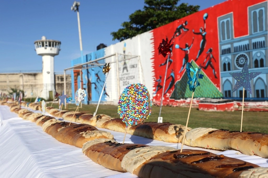 La Rosca de Reyes se instaló alrededor del campo de fútbol hasta formar un perímetro de 400 metros de longitud. Foto Luis A. Boffil 