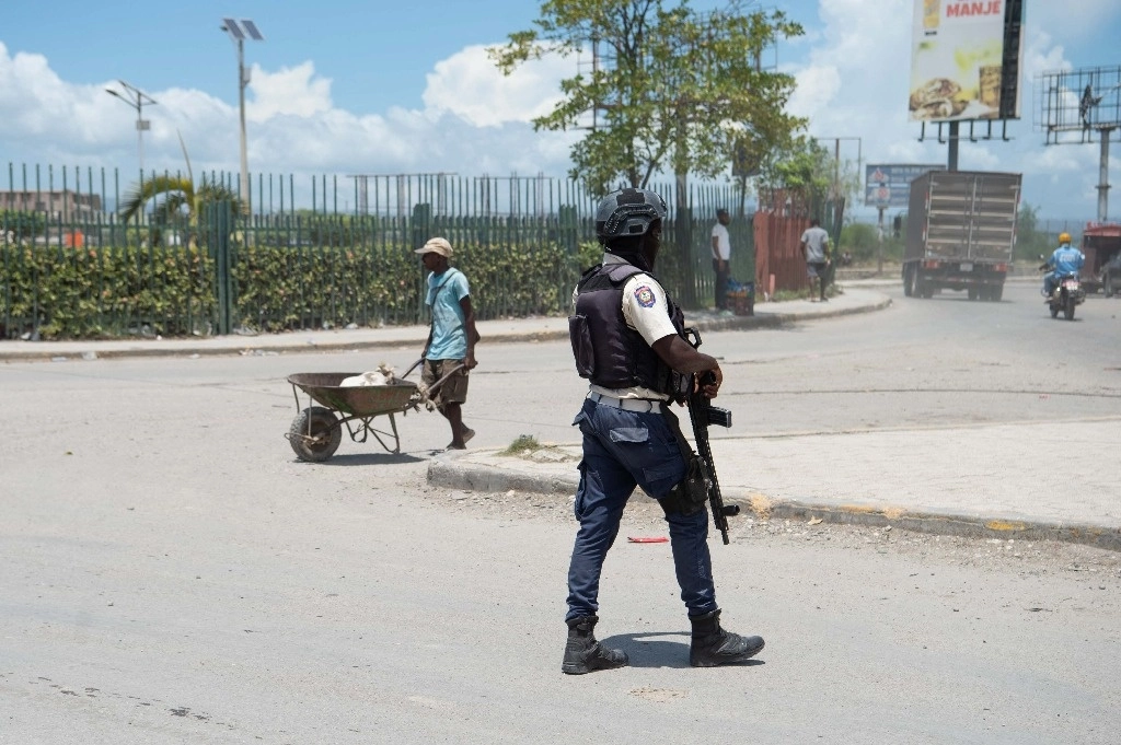 Un policía patrulla el área cercana al Aeropuerto Internacional Toussaint Louverture, en Puerto Príncipe, Haití. Foto Afp