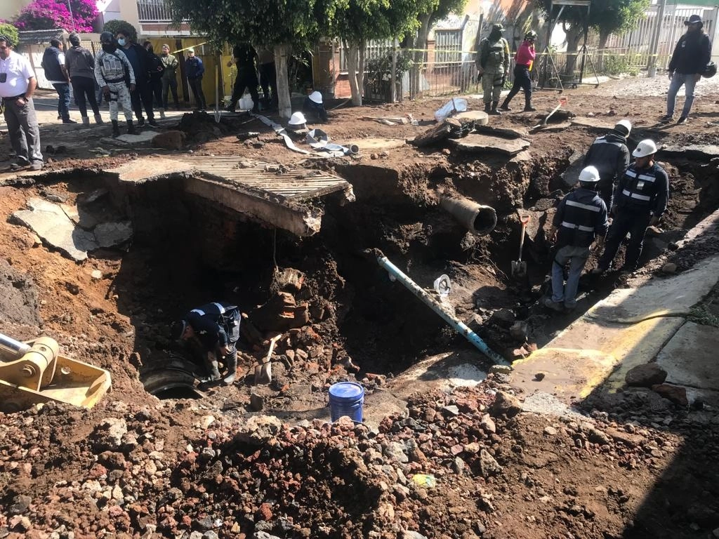 Personal de la CAEM repara la fuga en el Macrocircuito de Distribución de Agua Potable que inundó más de 20 viviendas en Ecatepec. Foto Javier Salinas Cesáreo