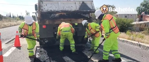 La secretaría destacó la labor realizada en la conservación periódica, en la atención de 165 mil metros cuadrados, equivalentes a 19 mil toneladas de mezcla asfáltica, en la que han participado 145 equipos de trabajo y 353 trabajadores.  Foto @SICTmx