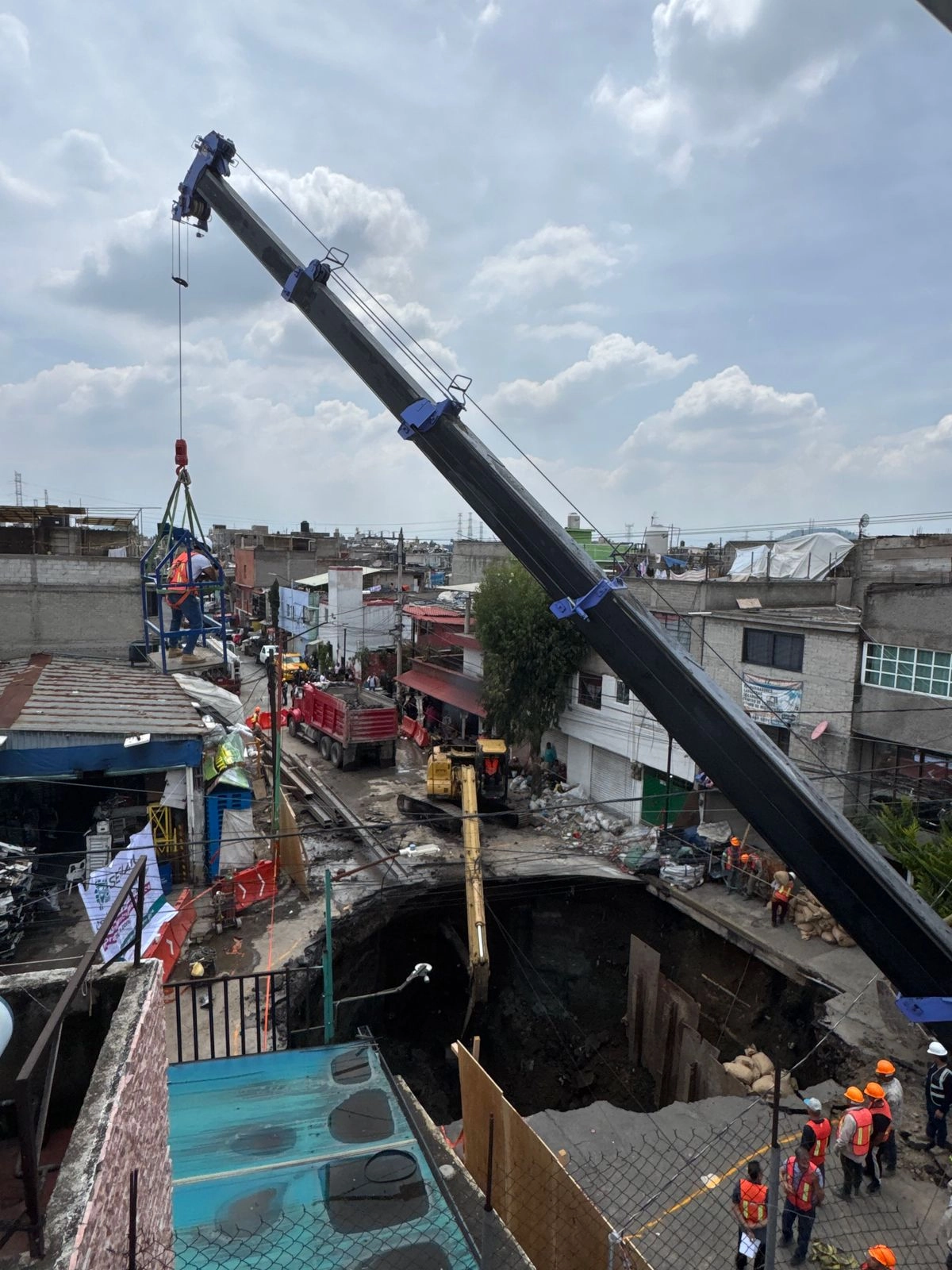 Trabajos de reparación del socavón en el que el fin de semana se hundió un camión de refrescos, en la colonia Renovación, alcaldía Iztapalapa. Foto 