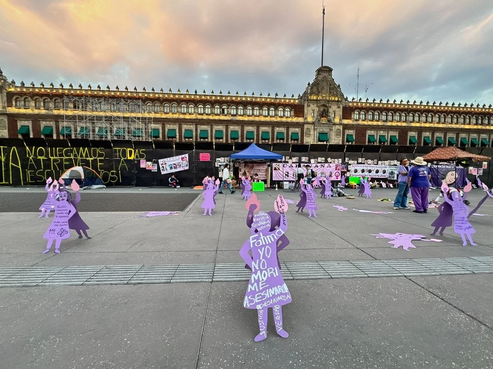 Palacio Nacional protegido por vallas metálicas previo a marcha del 8M en CDMX