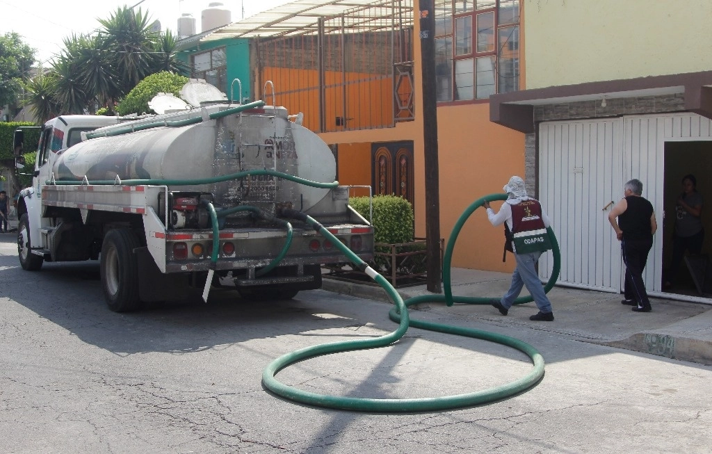 Habitantes de Neza al recurrido al servicio de pipas para resolver la falta de agua. Foto Daniel Ramón Quiroz