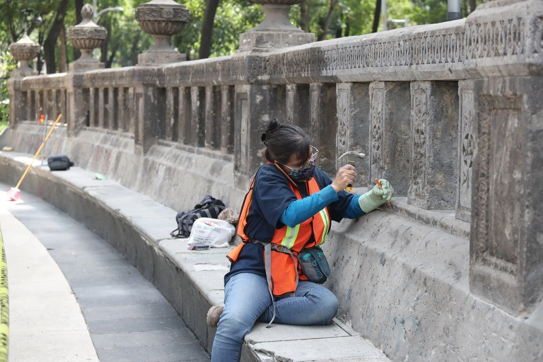 La restauración de las bancas en Paseo de la Reforma tardó cinco meses. Foto Luis Castillo / Archivo