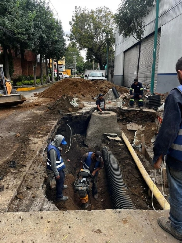 Trabajadores reparan el socavón que se abrió en la avenida Arenal. Foto Tomada de X @TlalpanAl
