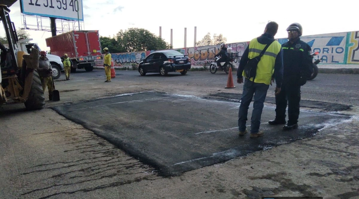Juárez Rodríguez comentó que durante más de 24 trabajadores de la JCEM laboraron en la reparación del socavón, e insistió en que fueron diez años de abandono de la carpeta de rodamiento del Periférico y los problemas de deterioro se han acumulado, y ahora siguen adelante los trabajos de bacheo profundo, y también se contempla la colocación de 3 mil luminarias a lo largo de la importante vialidad. Foto 