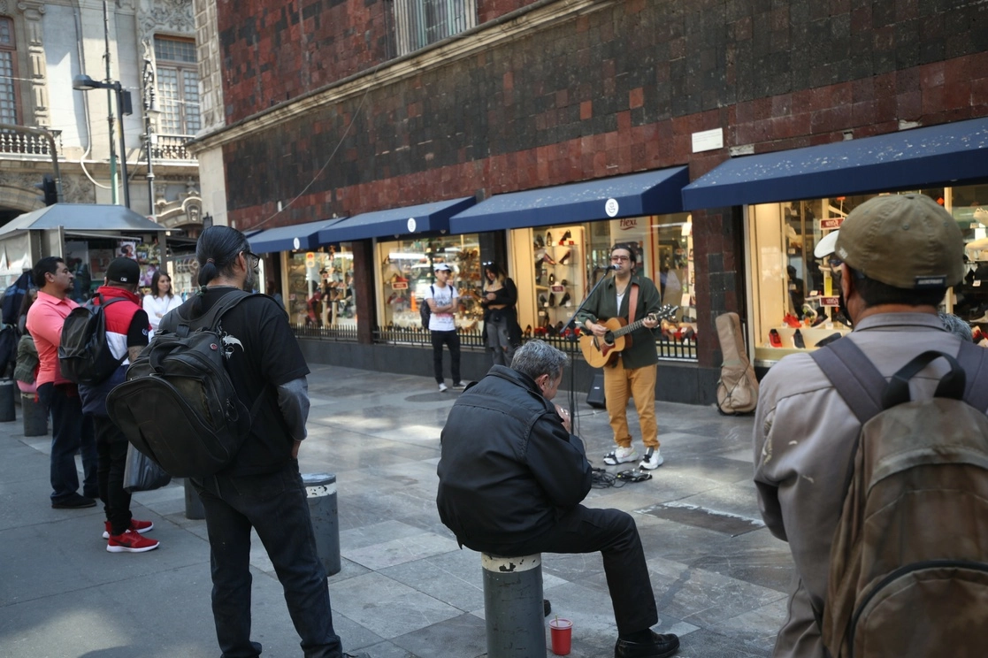 Escena de vida cotidiana en el Centro Histórico. Foto Yazmín Ortega Cortés