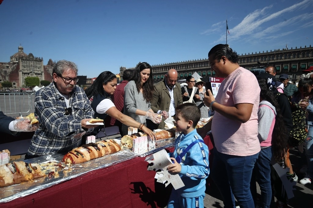 Se rompieron además 250 piñatas y se regalaron 35 mil libros, en su mayoría títulos infantiles de la colección: A la orilla del viento del Fondo de Cultura Económica cuyo titular, Paco Ignacio Taibo II, repartió a los pequeños que asistieron al Zócalo capitalino. Foto Yazmín Ortega Cortés.